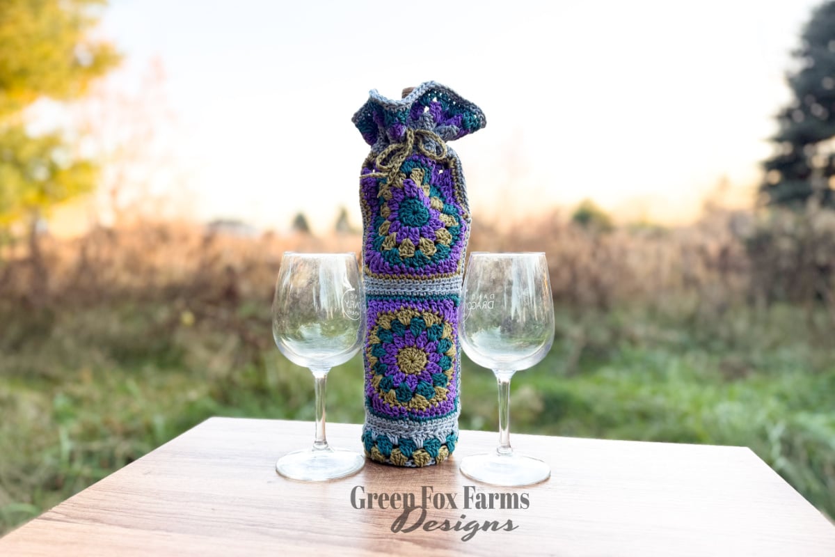 Calliope Crochet Wine Bottle Holder Pattern by Green Fox Farms Designs © 2025 gift bag crochet Calliope Crochet Wine Bottle Holder Pattern by Green Fox Farms Designs © 2025 gift bag