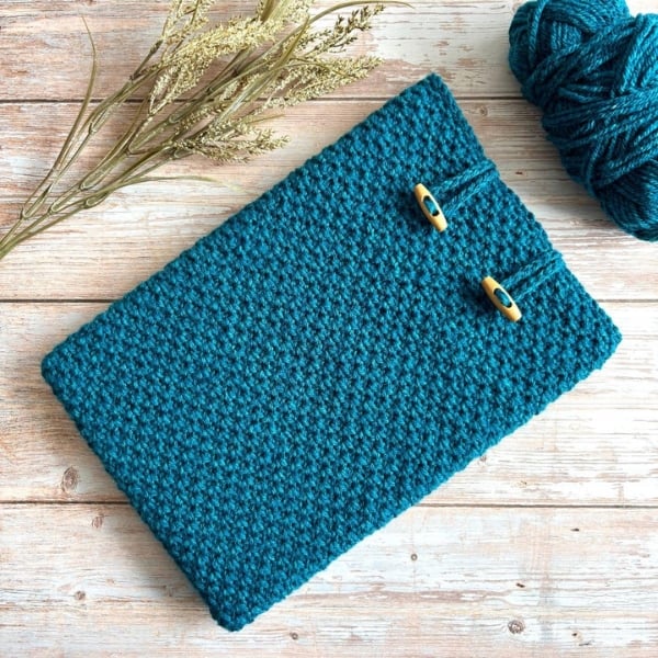 Teal crochet laptop case with buttons. Laptop Case Free Crochet Pattern by Dreamee Crochet