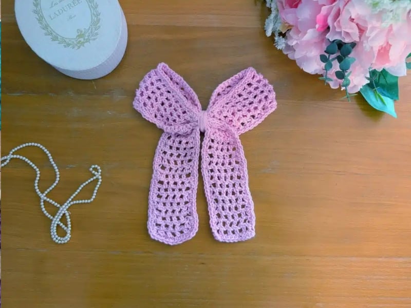 Soft Pink Hair Bow Crochet Pattern by Selina Veronique