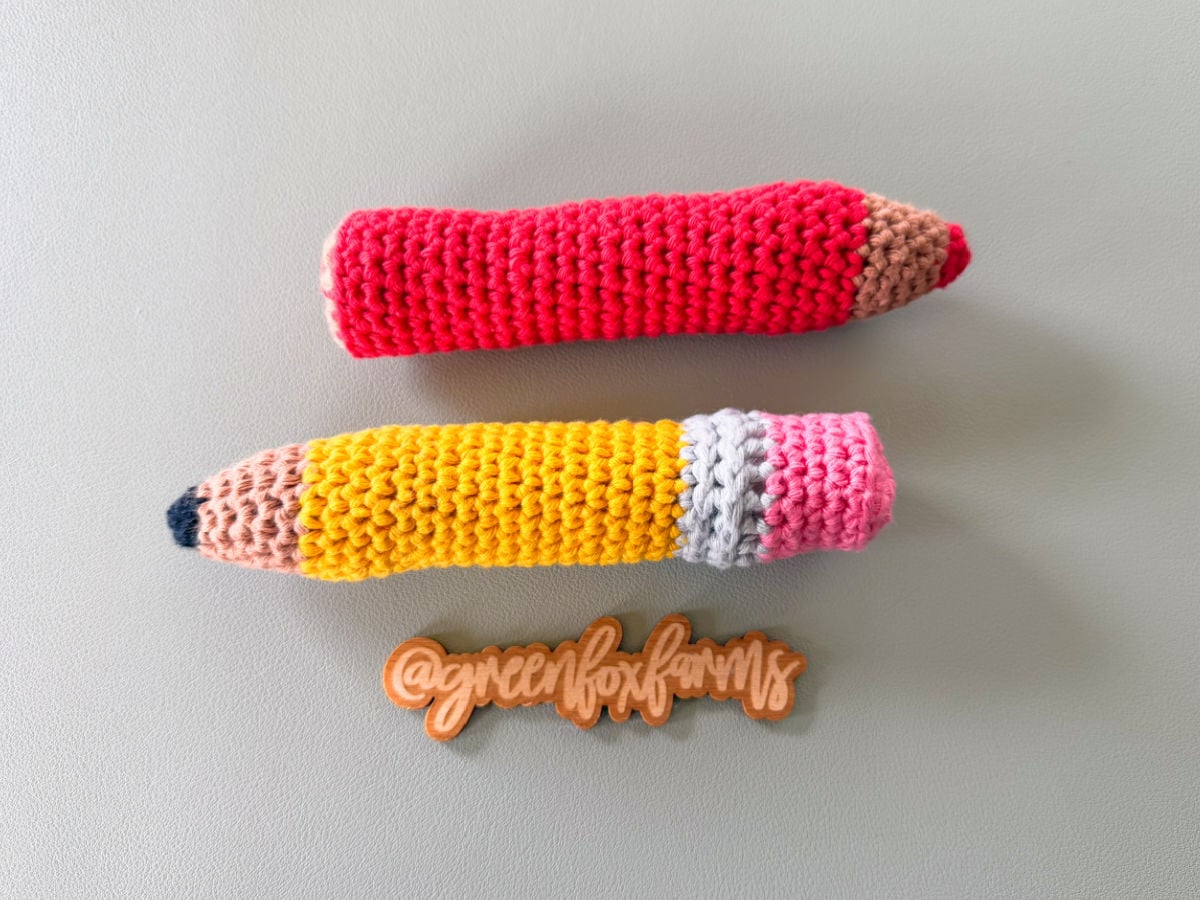 Farmhouse Pumpkins Crochet Pattern makes for stunning handmade fall home decor. Free Crochet Pattern for rustic pumpkins that look knit. Crochet your own set of small and large Halloween Pumpkins with this quick crochet pattern. Crochet Colorful Pumpkins with cinnamon sticks for the perfect Thanksgiving table decorations. Crochet a pumpkin with this free crochet pattern by greenfoxfarmsdesigns.com