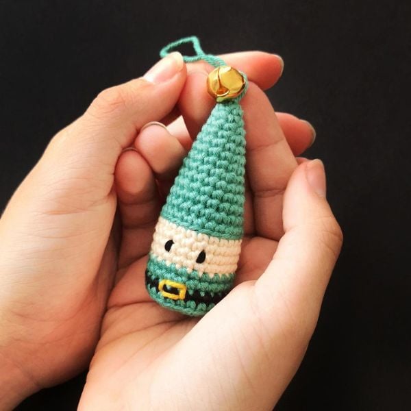 Gnome Gift Card Holder Crochet pattern for cash or gift cards at Christmas. Also a hanging ornament for the Christmas tree.